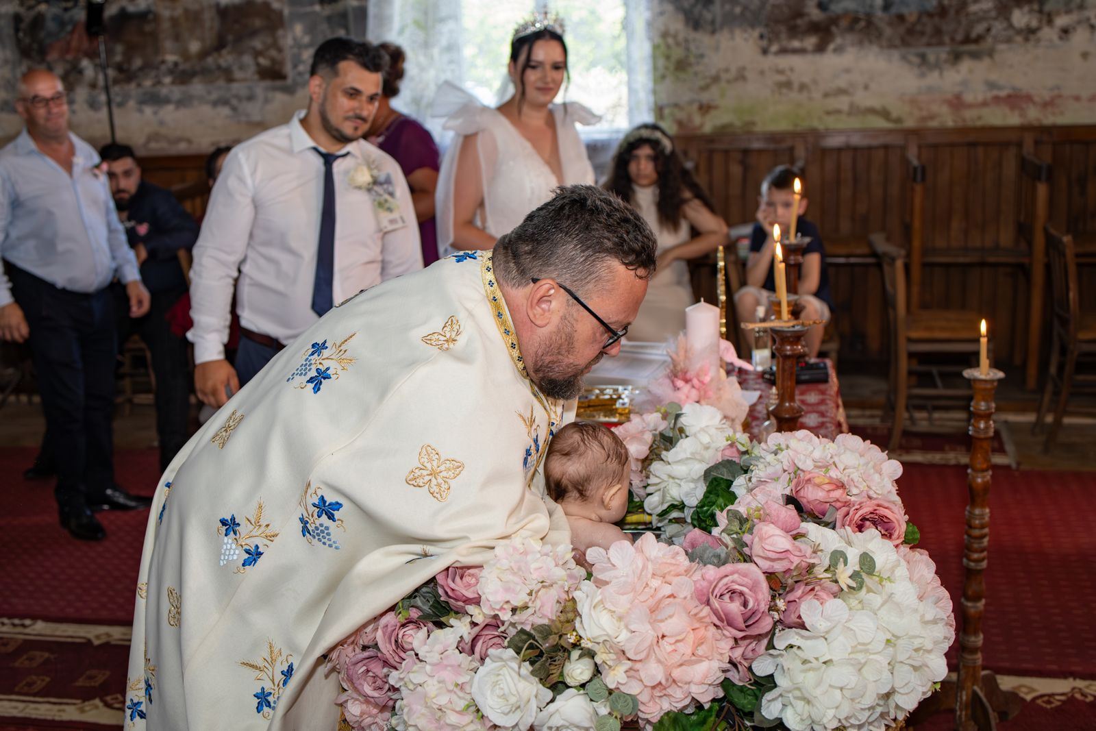 Fotografie de botez – ceremonie tradițională cu părinți și invitați