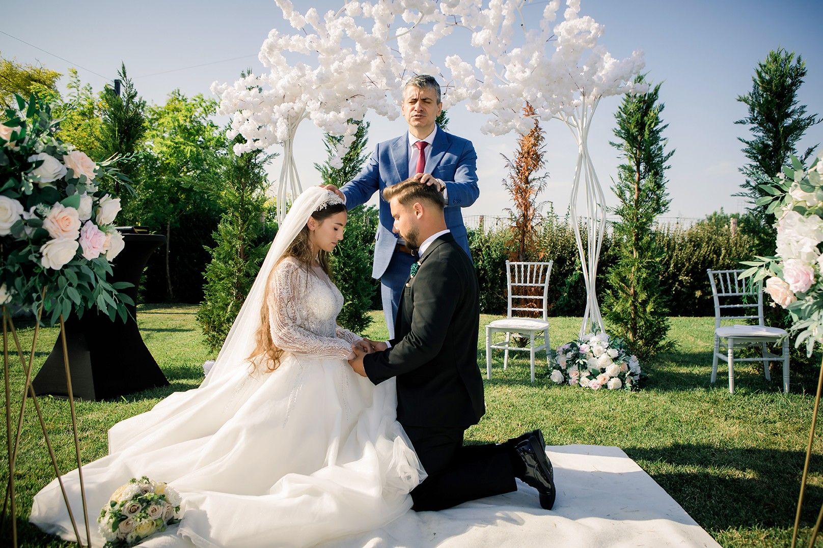 Cuplu fericit în timpul ceremoniei de nuntă în aer liber
