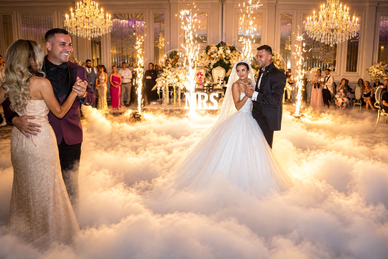 Miri dansând primul dans, luminați de un reflector, atmosferă romantică